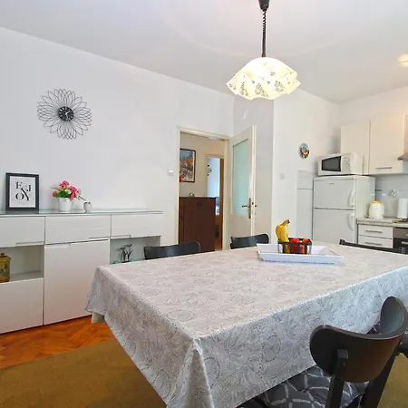 Viktorija 1828 아파트 풀라